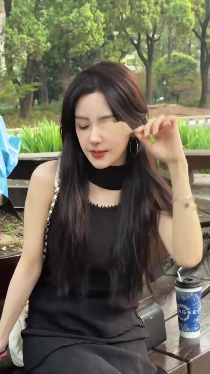 好看捏！LPL解说Rita分享视频：姐姐的ootd穿搭~