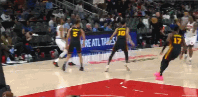 So easy！阿努诺比虚晃后突破轻松过掉里萨谢 三步双手暴扣！