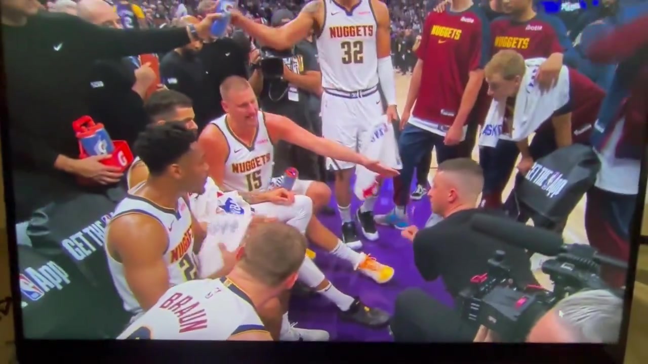 当爹又当妈🙄约基奇暂停时激情说战术 阿德尔曼在一旁频频点头