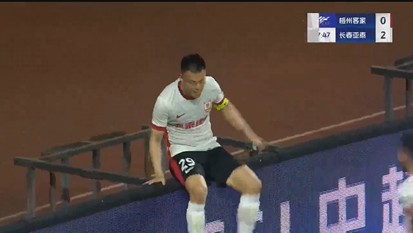 半场-谭龙中场吊射破门奥莫伊胡安弗建功 长春亚泰2-0梅州客家