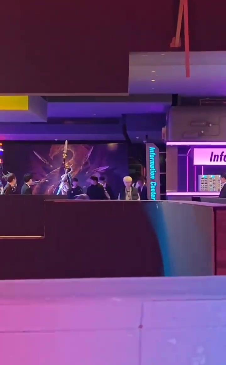 压力有点大！不敌JDG，BLG复盘到凌晨2点才走出场馆，众人表情凝重