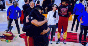 见到老队友!汤普森紧紧拥抱刚刚失去父亲的乐福