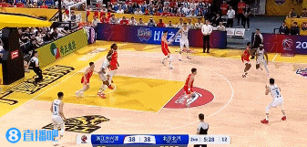 从容自信！方硕连续长两分命中 还妙传助攻所罗门暴扣