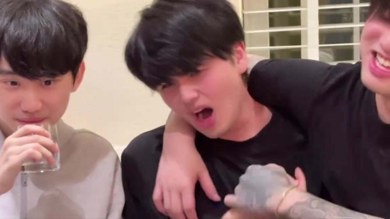 “B氏家族”团建？“男同家族”！，icon搂着Lwx就亲了上去